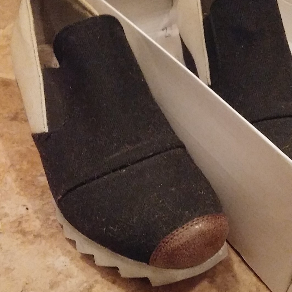 Shoes - Picture 3 of 4